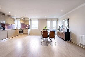 Beautiful 3-bed in the Heart of London With Parking-hosted by Sweetsta