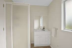 Modern Central Home - Parking & Aircon