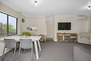 Modern Central Home - Parking & Aircon