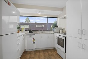 Modern Central Home - Parking & Aircon