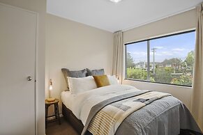 Modern Central Home - Parking & Aircon