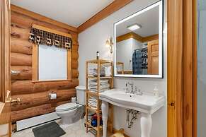 Gorgeous Lake Front Real Log Home ATV