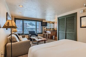 Ski Slope Steps From Unit, Quick Walk to Main St