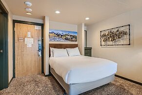 Ski Slope Steps From Unit, Quick Walk to Main St