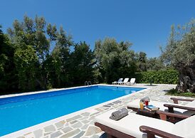 Mousses Villas - Villa Castor - A Detached Three-bedroom Villa With Pr