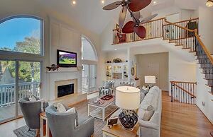 28 Beachwood West by Avantstay Close to Beach, Multiple Decks & Privat