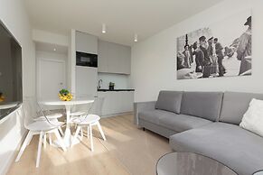 Nowogrodzka Apartment by Renters