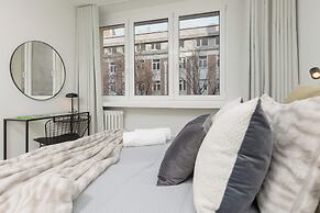Nowogrodzka Apartment by Renters