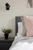 Nowogrodzka Apartment by Renters