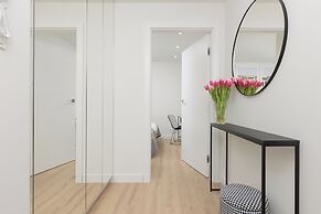 Nowogrodzka Apartment by Renters