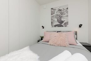 Nowogrodzka Apartment by Renters