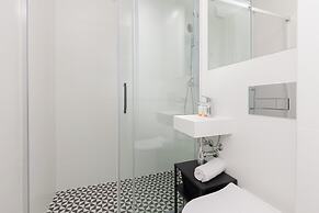 Nowogrodzka Apartment by Renters