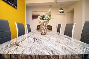 Stunning 4 Bedroom Flat Near City Centre