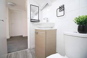 Stunning 4 Bedroom Flat Near City Centre