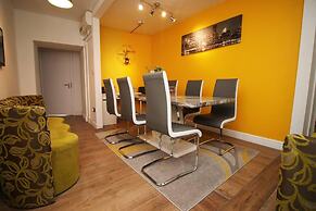 Stunning 4 Bedroom Flat Near City Centre