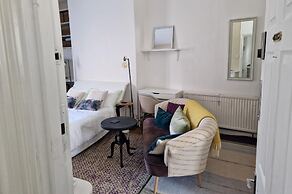 Charming 1-wall Bed Comfortable Studio in Nwlondon