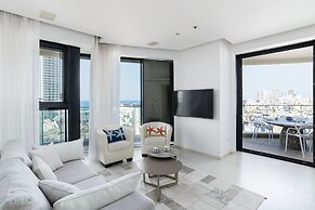 Bat Yam Luxury with Terrace & Sea View