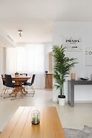 Bright and Fresh Family Home near Beach