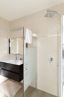Bright and Fresh Family Home near Beach