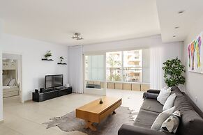 Bright and Fresh Family Home near Beach