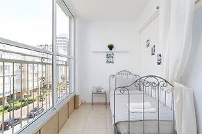 Bright and Fresh Family Home near Beach