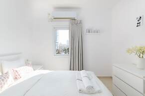 Bright and Fresh Family Home near Beach