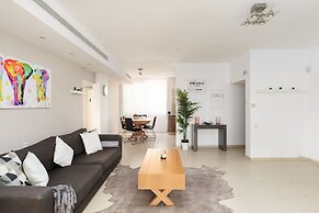 Bright and Fresh Family Home near Beach