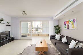 Bright and Fresh Family Home near Beach