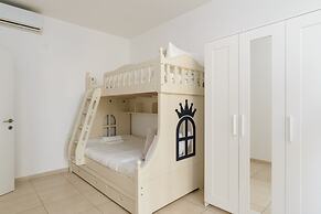 Bright and Fresh Family Home near Beach