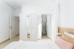 Bright and Fresh Family Home near Beach