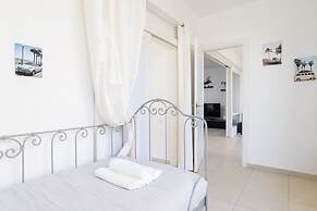 Bright and Fresh Family Home near Beach