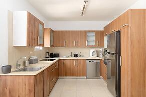 Bright and Fresh Family Home near Beach