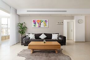 Bright and Fresh Family Home near Beach