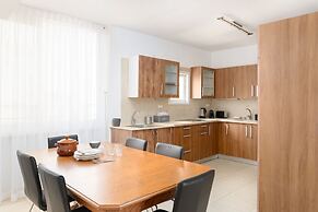 Bright and Fresh Family Home near Beach