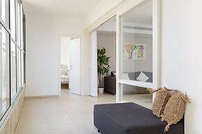 Bright and Fresh Family Home near Beach