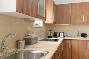 Bright and Fresh Family Home near Beach