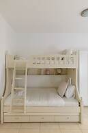 Bright and Fresh Family Home near Beach