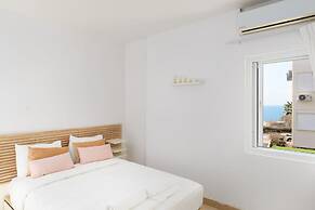 Bright and Fresh Family Home near Beach