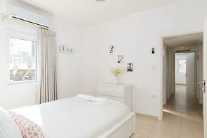 Bright and Fresh Family Home near Beach