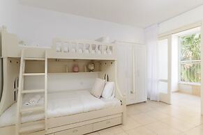 Bright and Fresh Family Home near Beach