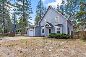 Sierra Mountain Lodge 3 Bedroom Home by RedAwning