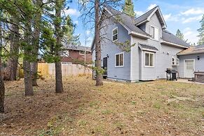 Sierra Mountain Lodge 3 Bedroom Home by RedAwning