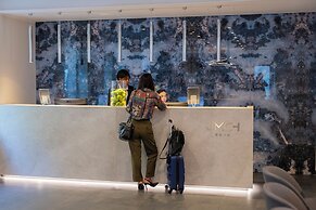 J Maluni City Hotel