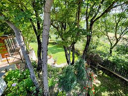 Vicolo - Sleeps 5 With air Con, Wifi, Balcony for Dining and Pool