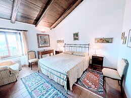 Vicolo - Sleeps 5 With air Con, Wifi, Balcony for Dining and Pool