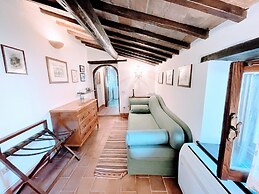 Vicolo - Sleeps 5 With air Con, Wifi, Balcony for Dining and Pool