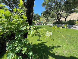 Vicolo - Sleeps 5 With air Con, Wifi, Balcony for Dining and Pool