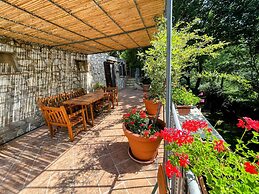 Vicolo - Sleeps 5 With air Con, Wifi, Balcony for Dining and Pool