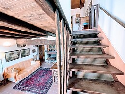 Vicolo - Sleeps 5 With air Con, Wifi, Balcony for Dining and Pool