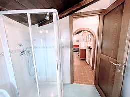 Vicolo - Sleeps 5 With air Con, Wifi, Balcony for Dining and Pool